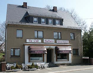 Das Eiscafé Siebert mit Kürschnerei, Adelsbergstraße Nr. 179, im März 2004 abgerissen 