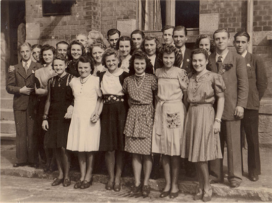 Vor dem Gasthof "Felsenkeller" im oberen Ortsteil im Jahr 1945