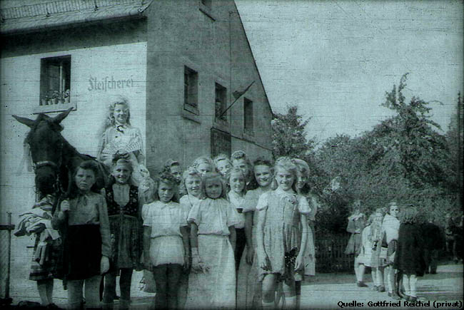 Schülerinnen von Klasse 7 der unteren Schule 1948/49. Sie gestalteten zum Schulfest das Märchen "Dornröschen" 
