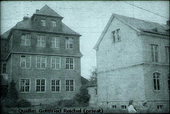 Links das Gebäude der Verbandsberufsschule, rechts das der Volksschule 